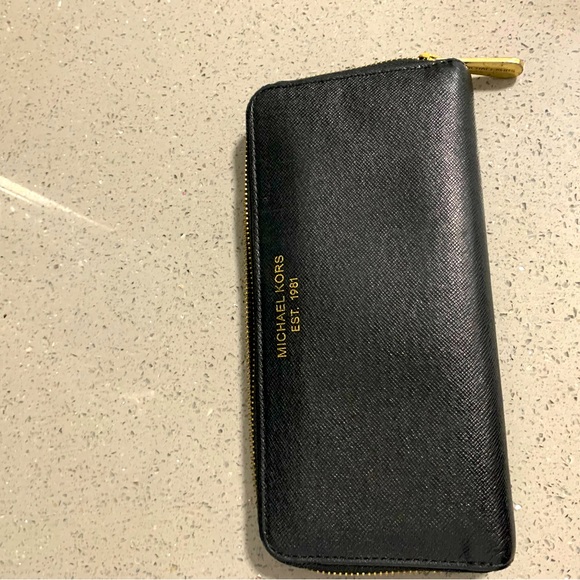 Black and gold Michael Kors wallet - Picture 1 of 5
